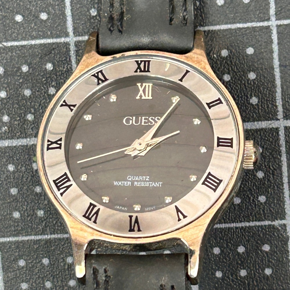 Vintage 1996 Guess Watch Black‎ Dial Roman Numeral Bezel Leather Strap 25mm
